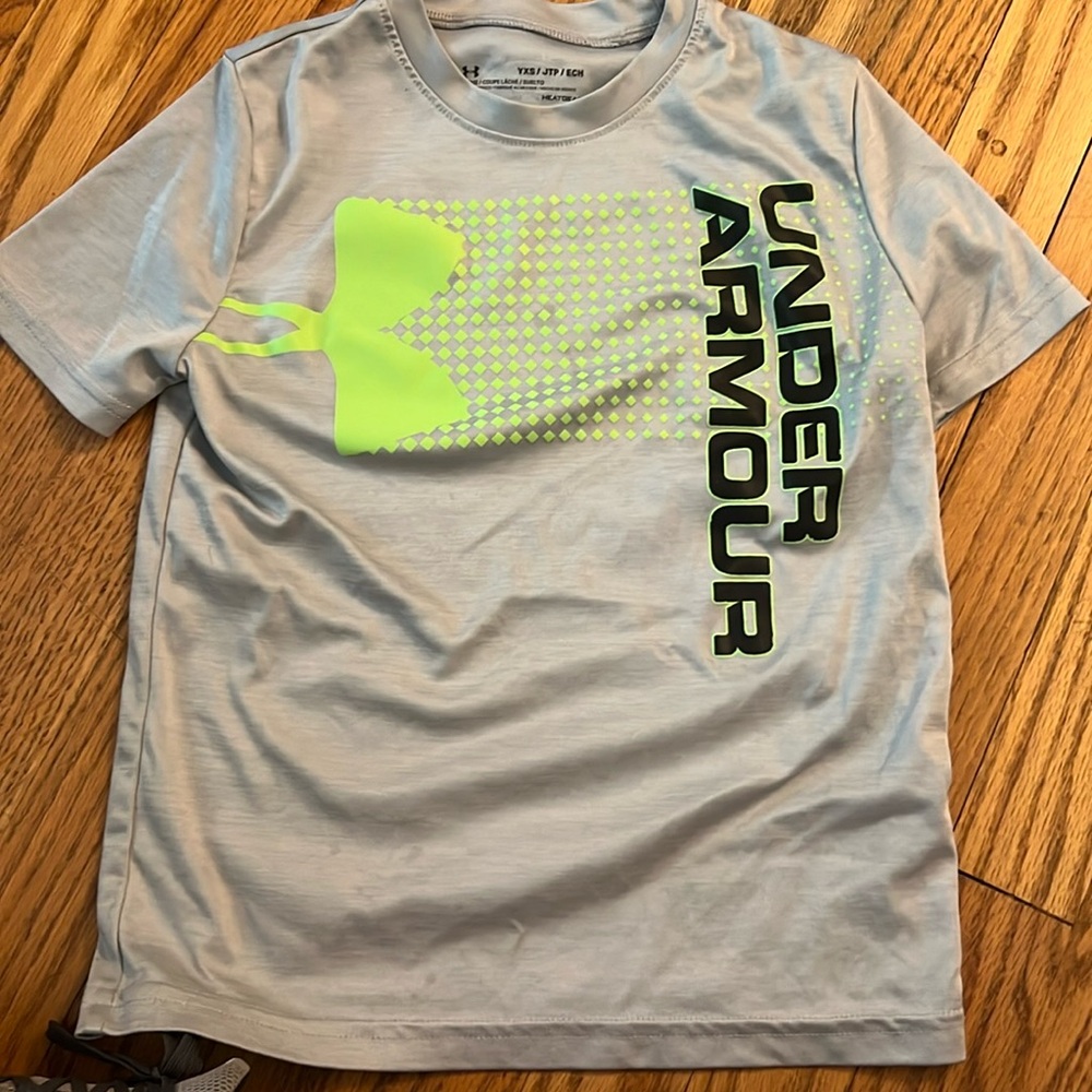Boys under armour heatgear tee size YXS